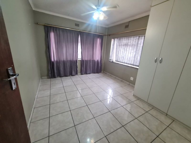Spacious family home situated on a generous 874m2 stand, offering comfort, convenience. - Photo 9