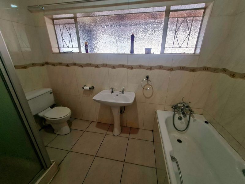 Spacious family home situated on a generous 874m2 stand, offering comfort, convenience. - Photo 6