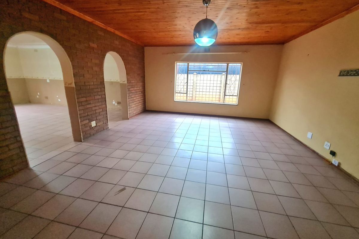 Spacious family home situated on a generous 874m2 stand, offering comfort, convenience. - Photo 5