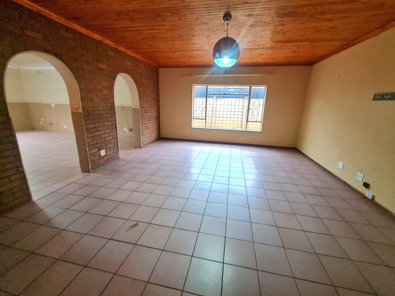 Spacious family home situated on a generous 874m2 stand, offering comfort, convenience. - Photo 5