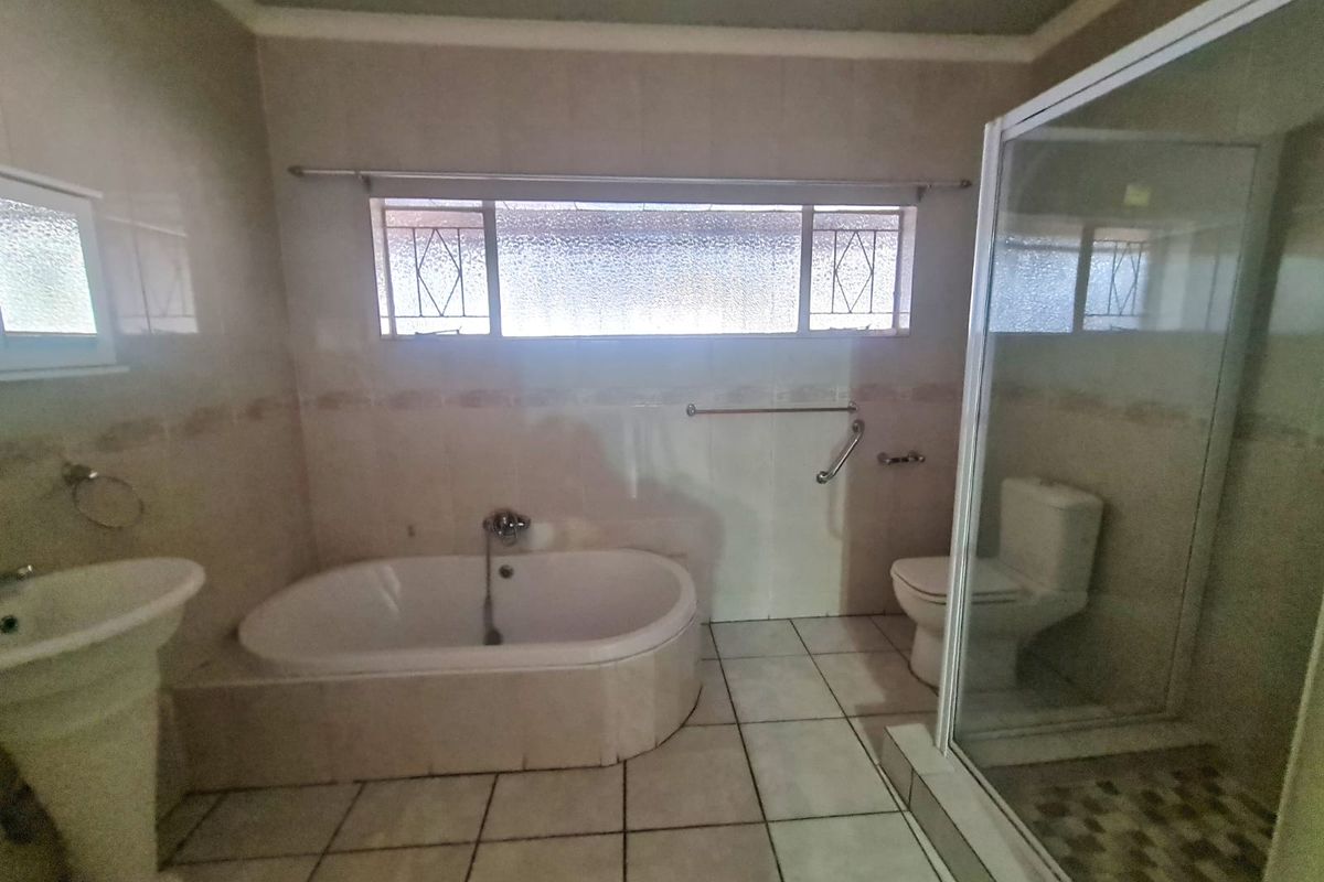 Spacious family home situated on a generous 874m2 stand, offering comfort, convenience. - Photo 3