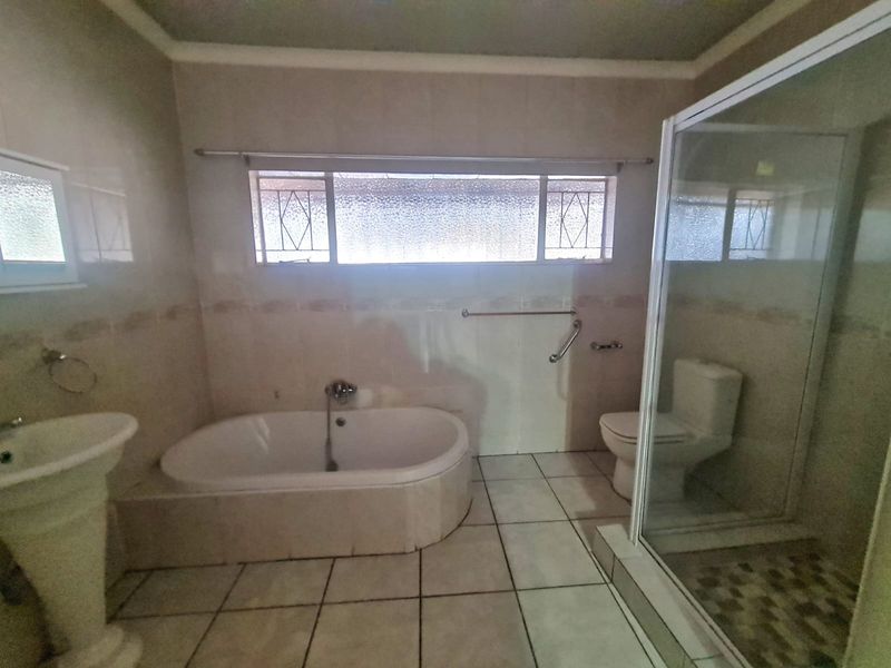 Spacious family home situated on a generous 874m2 stand, offering comfort, convenience. - Photo 3