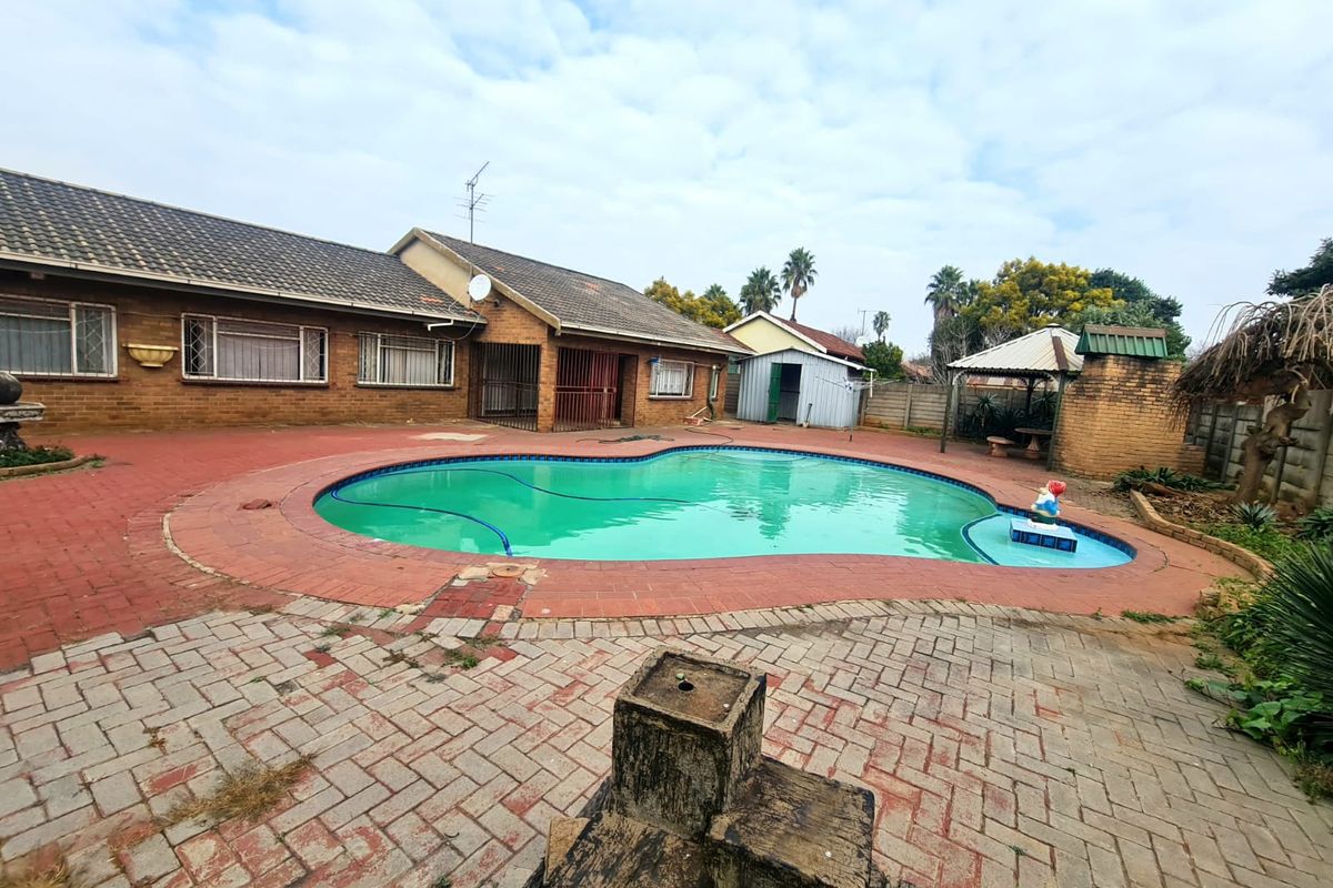 Spacious family home situated on a generous 874m2 stand, offering comfort, convenience. - Photo 2
