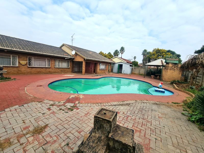 Spacious family home situated on a generous 874m2 stand, offering comfort, convenience. - Photo 2