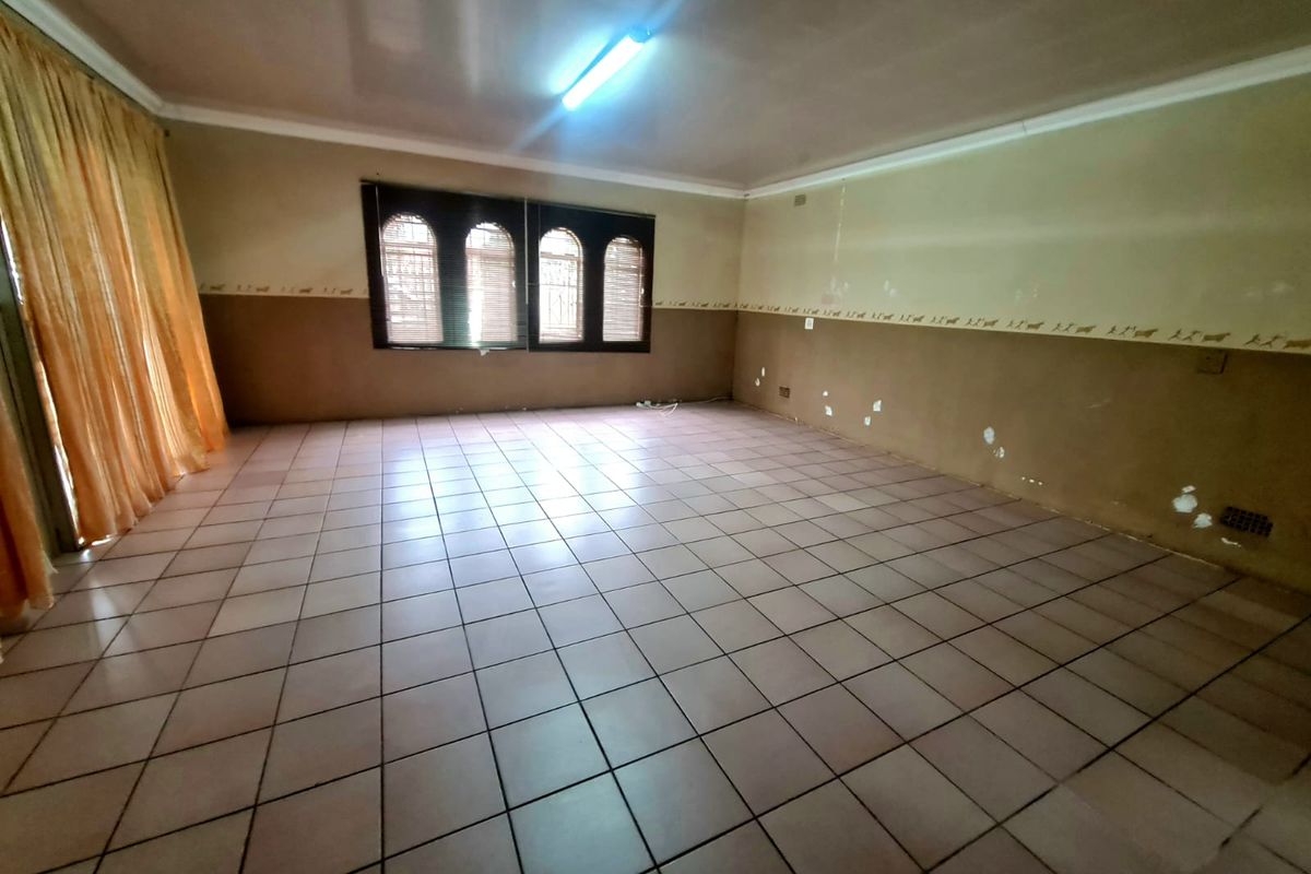 Spacious family home situated on a generous 874m2 stand, offering comfort, convenience. - Photo 4