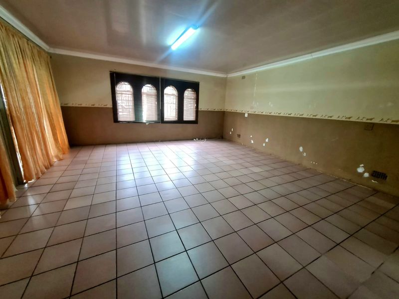Spacious family home situated on a generous 874m2 stand, offering comfort, convenience. - Photo 4