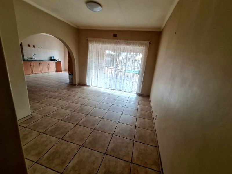 Spacious family home situated on a generous 874m2 stand, offering comfort, convenience. - Photo 8