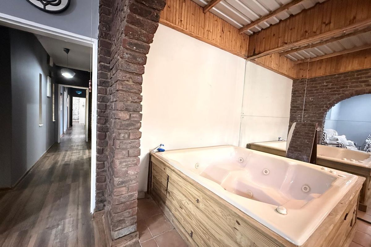 3 Bedroom house with pool in Schuinshoogte - Photo 5