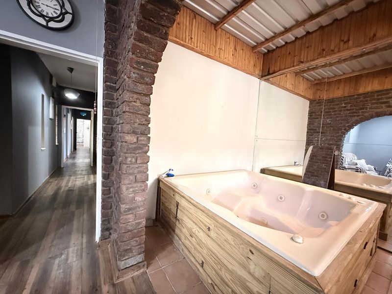3 Bedroom house with pool in Schuinshoogte - Photo 5