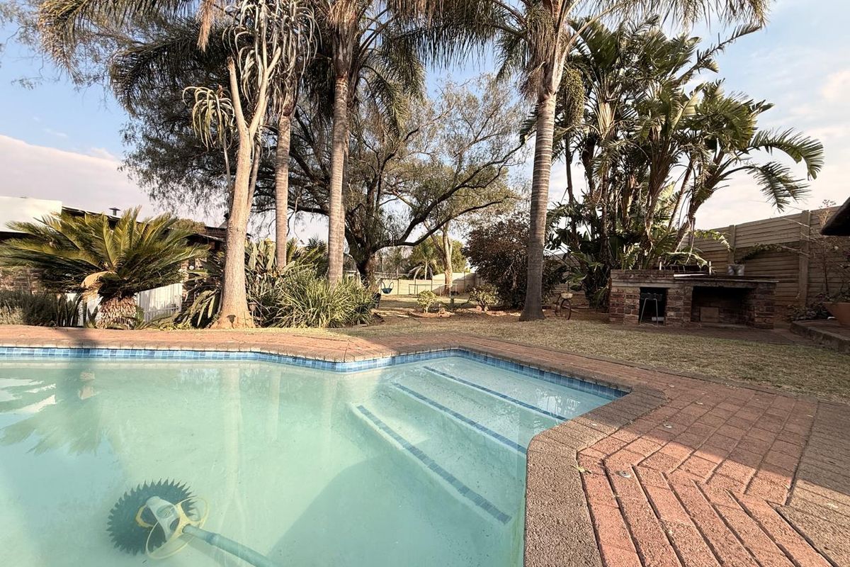 3 Bedroom house with pool in Schuinshoogte - Photo 4