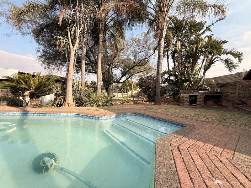 3 Bedroom house with pool in Schuinshoogte - Photo 4