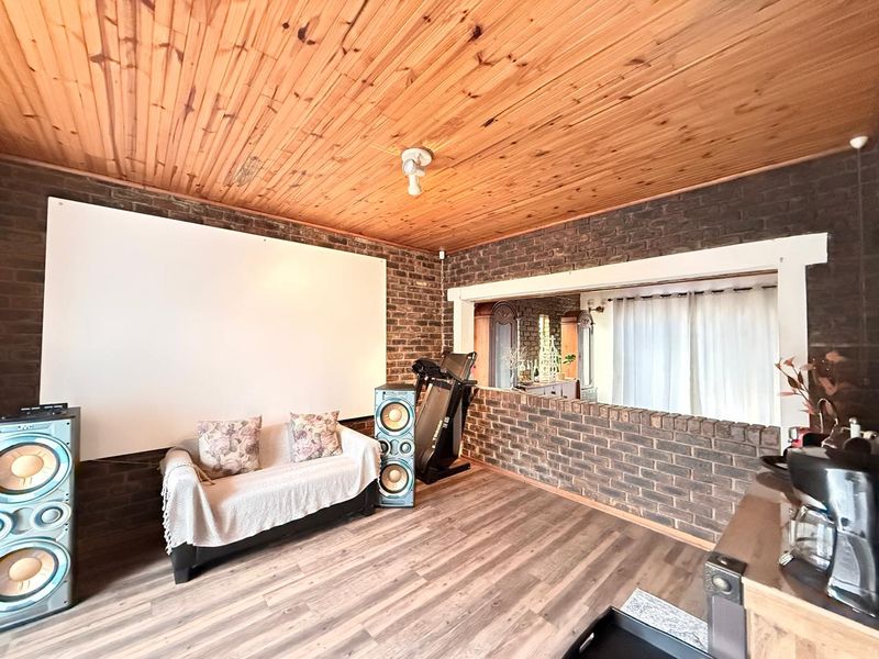 3 Bedroom house with pool in Schuinshoogte - Photo 9