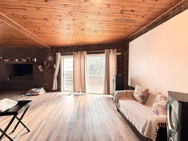 3 Bedroom house with pool in Schuinshoogte - Photo 10