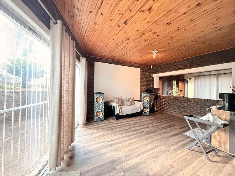 3 Bedroom house with pool in Schuinshoogte - Photo 7