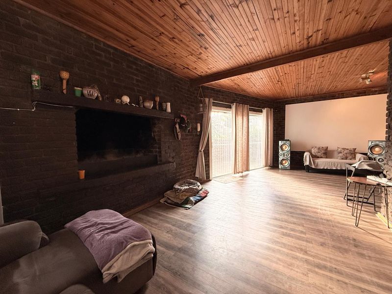 3 Bedroom house with pool in Schuinshoogte - Photo 6