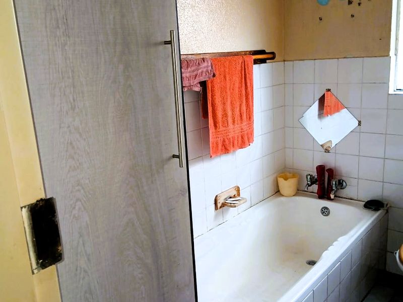 Charming 2 Bedroom Ground-Floor Apartment with Private Garden in a Secure Lifestyle Complex - Photo 4