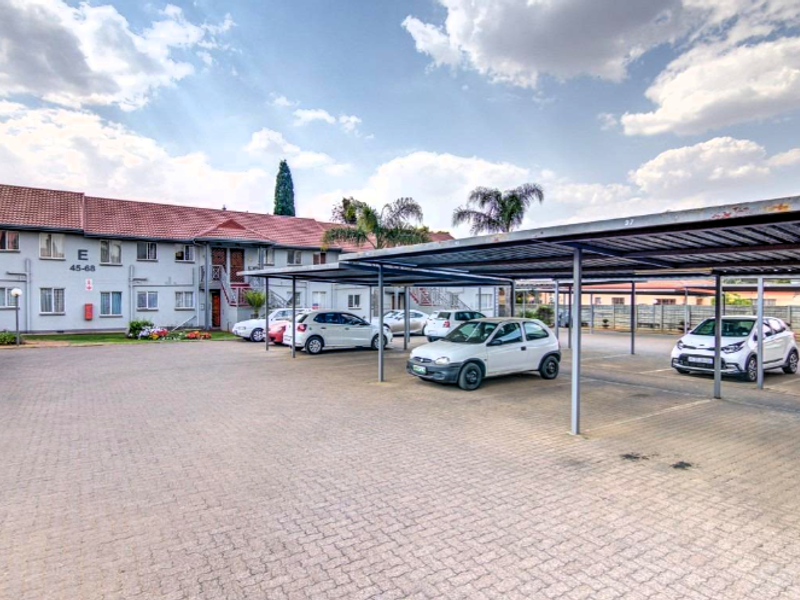 Charming 2 Bedroom Ground-Floor Apartment with Private Garden in a Secure Lifestyle Complex - Photo 2