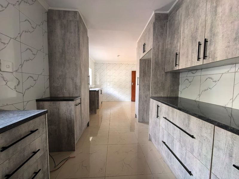 Spacious 3-Bedroom Family Home to Rent in Vaalpark - Photo 8