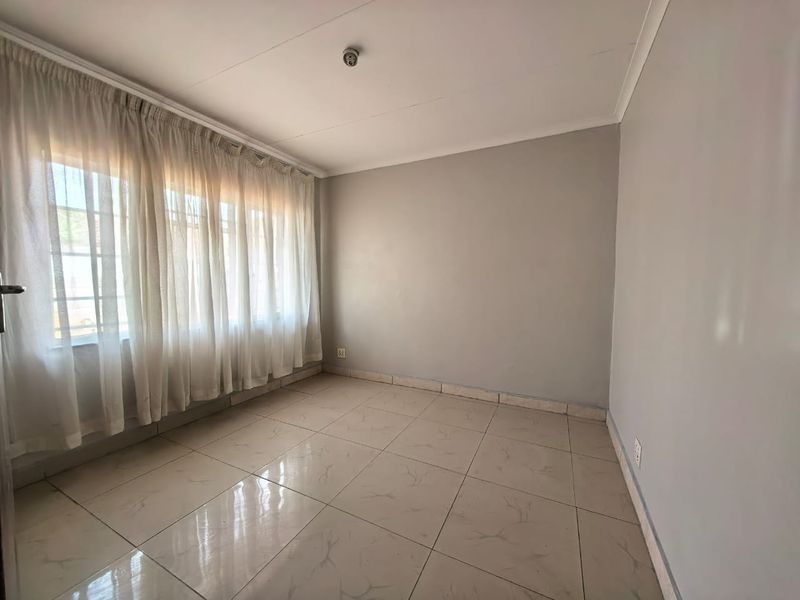 Spacious 3-Bedroom Family Home to Rent in Vaalpark - Photo 10