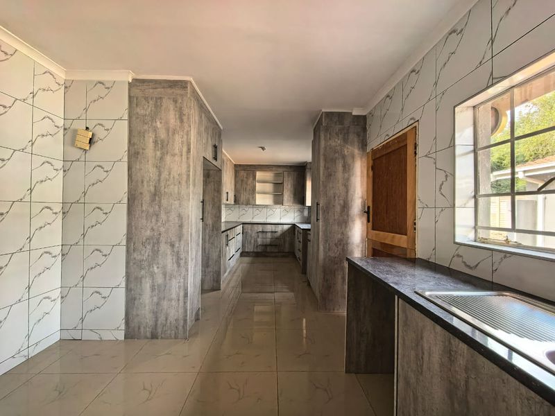 Spacious 3-Bedroom Family Home to Rent in Vaalpark - Photo 6