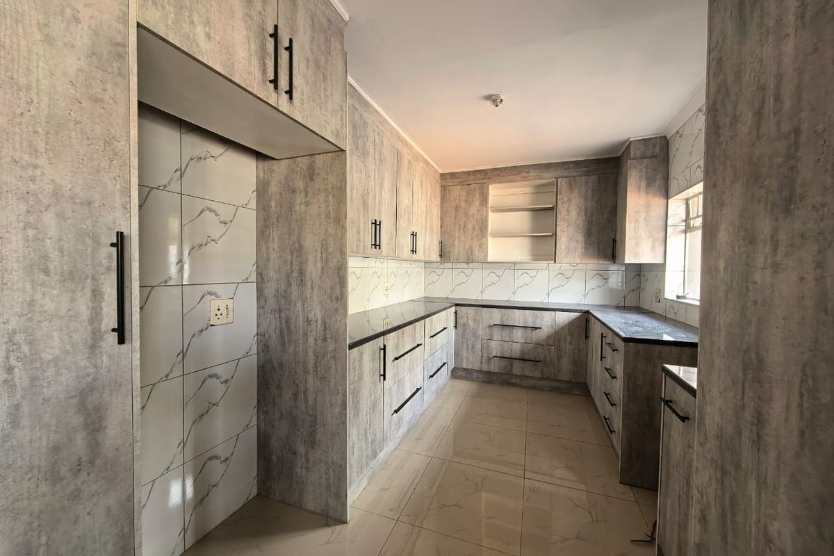 Spacious 3-Bedroom Family Home to Rent in Vaalpark - Photo 5