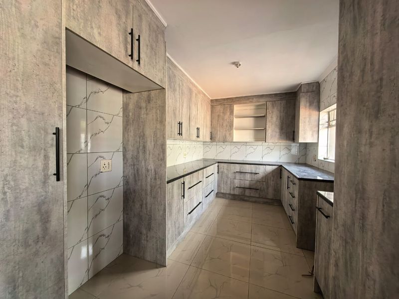 Spacious 3-Bedroom Family Home to Rent in Vaalpark - Photo 5