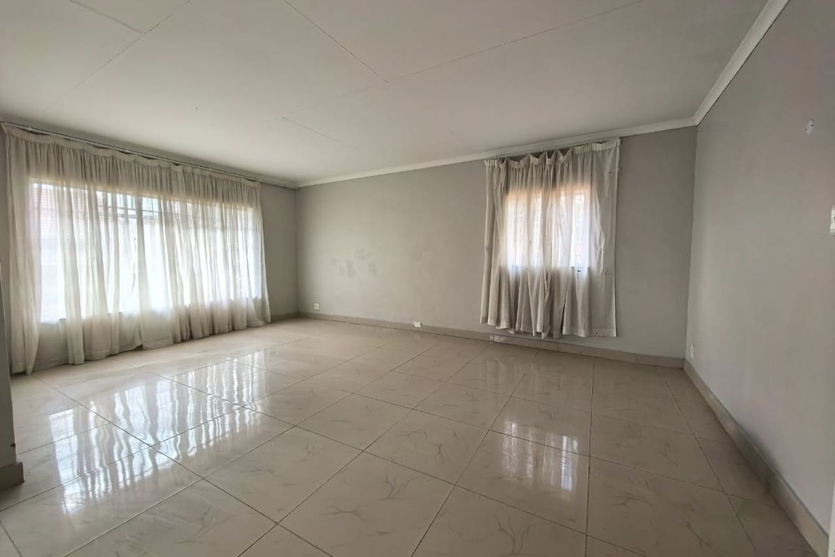 Spacious 3-Bedroom Family Home to Rent in Vaalpark - Photo 3