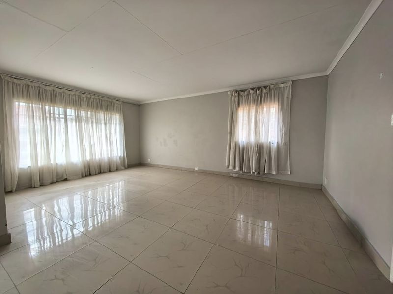 Spacious 3-Bedroom Family Home to Rent in Vaalpark - Photo 3