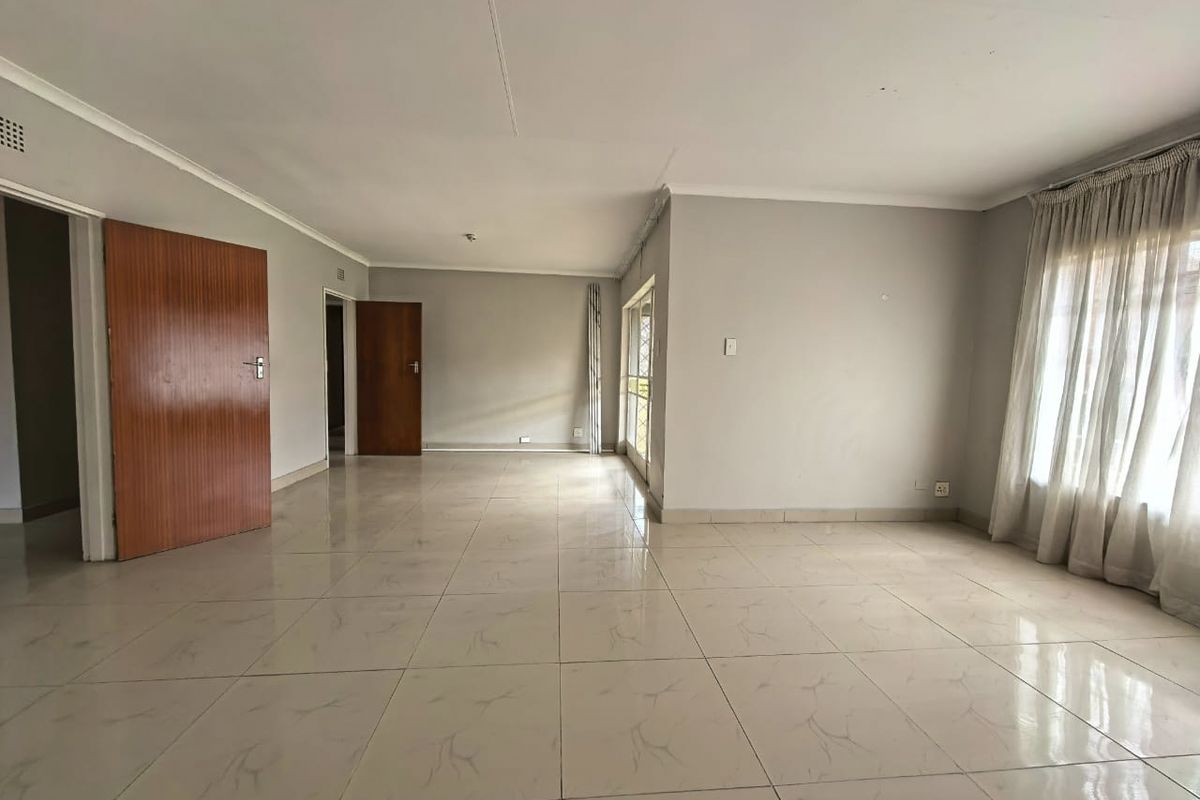 Spacious 3-Bedroom Family Home to Rent in Vaalpark - Photo 4