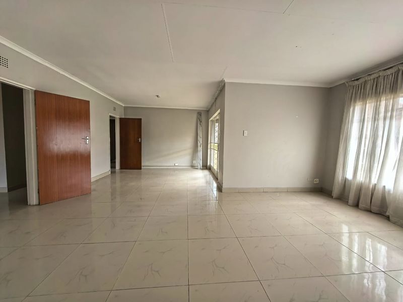 Spacious 3-Bedroom Family Home to Rent in Vaalpark - Photo 4