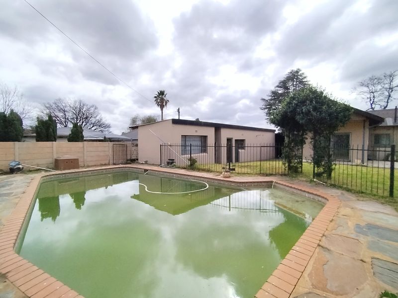 Enormous 4 Bedroom House To-Let In Dalview! - Photo 1