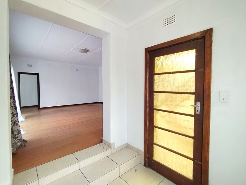 Enormous 4 Bedroom House To-Let In Dalview! - Photo 3