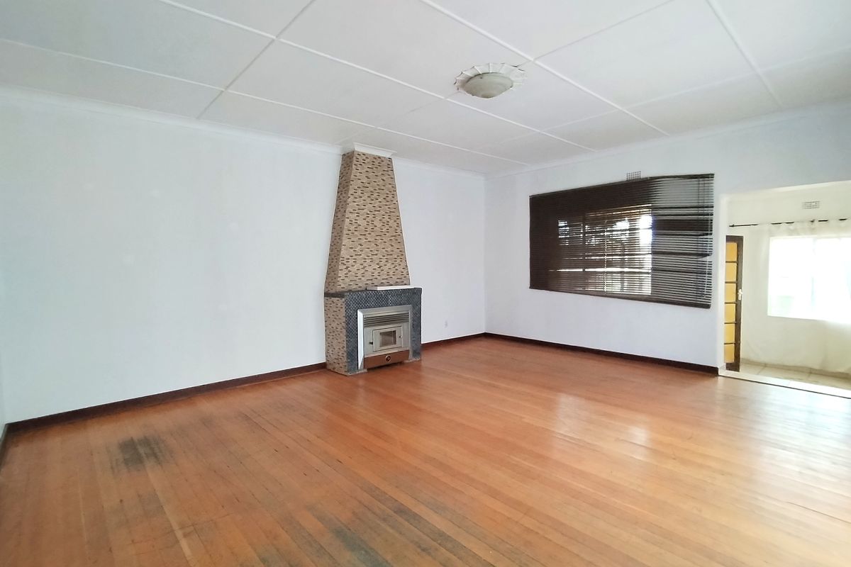 Enormous 4 Bedroom House To-Let In Dalview! - Photo 4