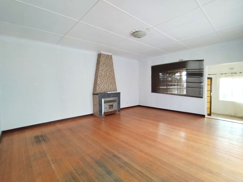 Enormous 4 Bedroom House To-Let In Dalview! - Photo 4