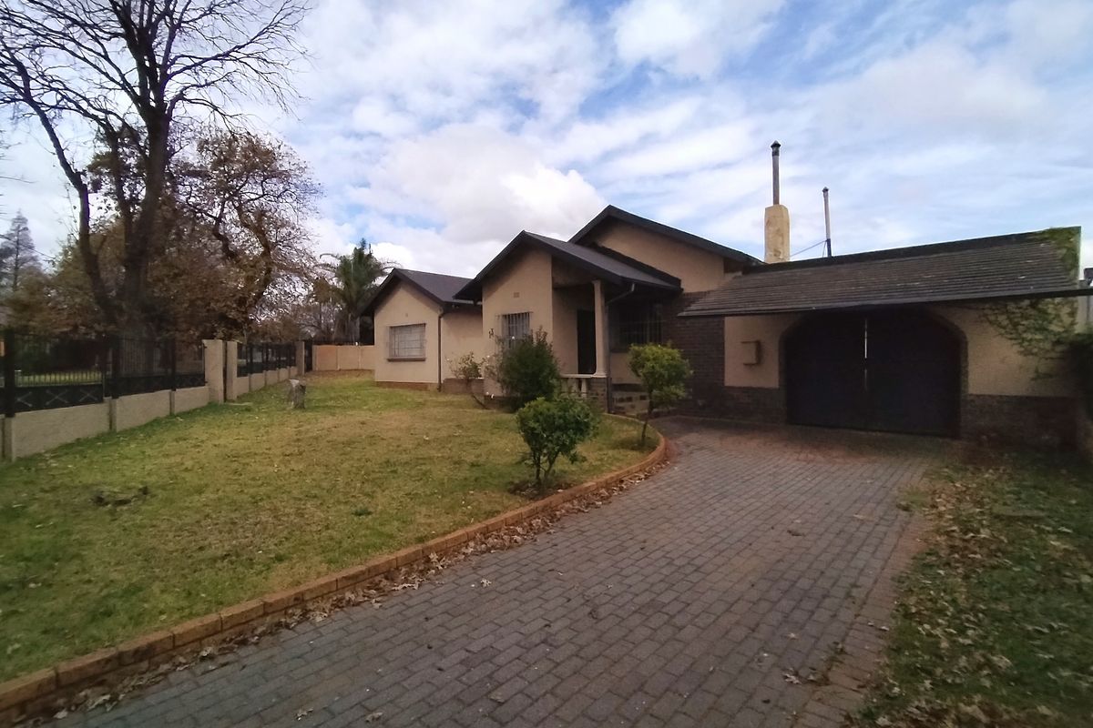 Enormous 4 Bedroom House To-Let In Dalview! - Photo 2