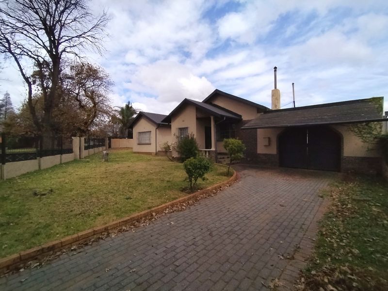 Enormous 4 Bedroom House To-Let In Dalview! - Photo 2