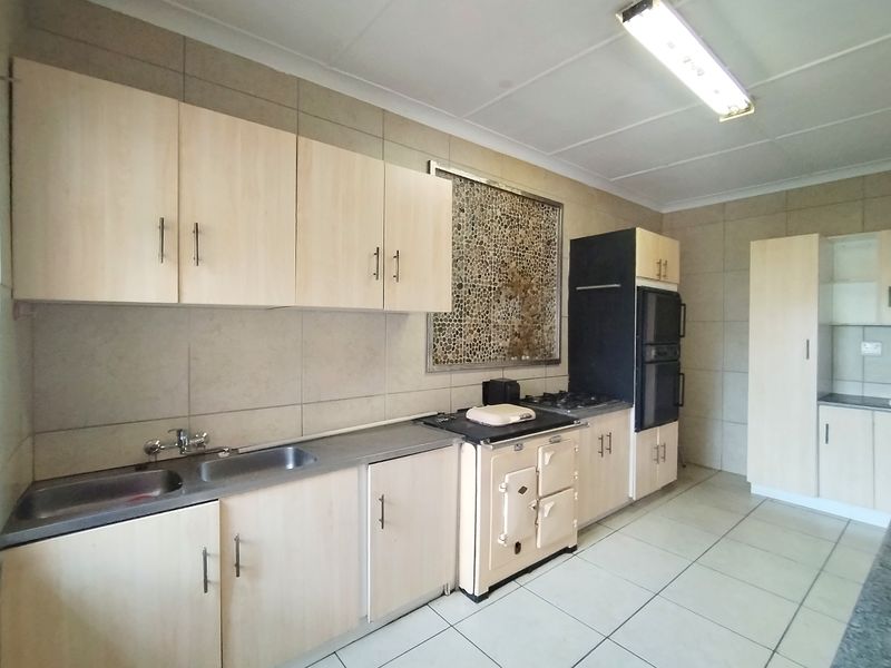 Enormous 4 Bedroom House To-Let In Dalview! - Photo 8