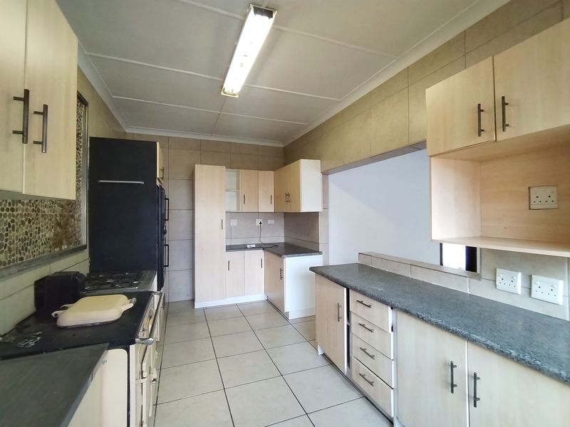 Enormous 4 Bedroom House To-Let In Dalview! - Photo 7