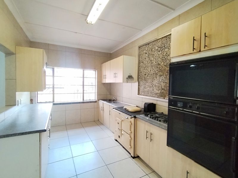 Enormous 4 Bedroom House To-Let In Dalview! - Photo 6