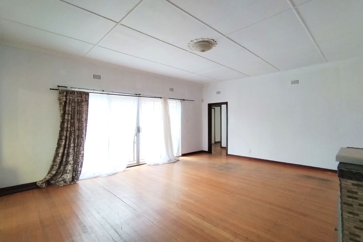 Enormous 4 Bedroom House To-Let In Dalview! - Photo 5