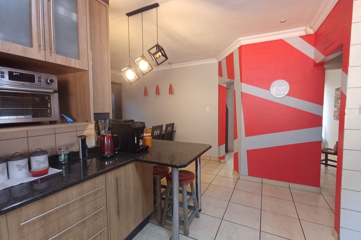 PERFECT BUY in SE 3 In A Quite Street.... Entertainers Delight - Photo 2