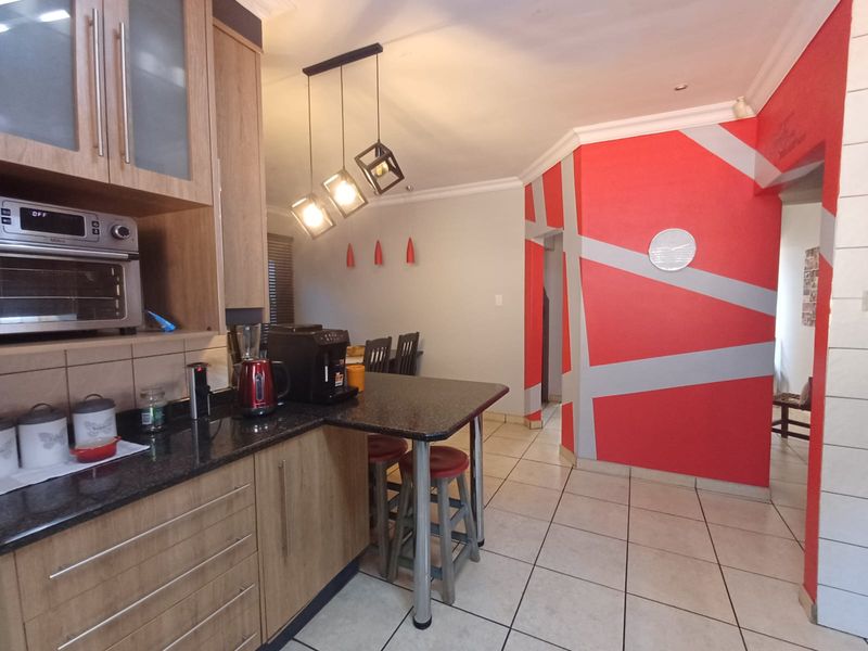 PERFECT BUY in SE 3 In A Quite Street.... Entertainers Delight - Photo 2