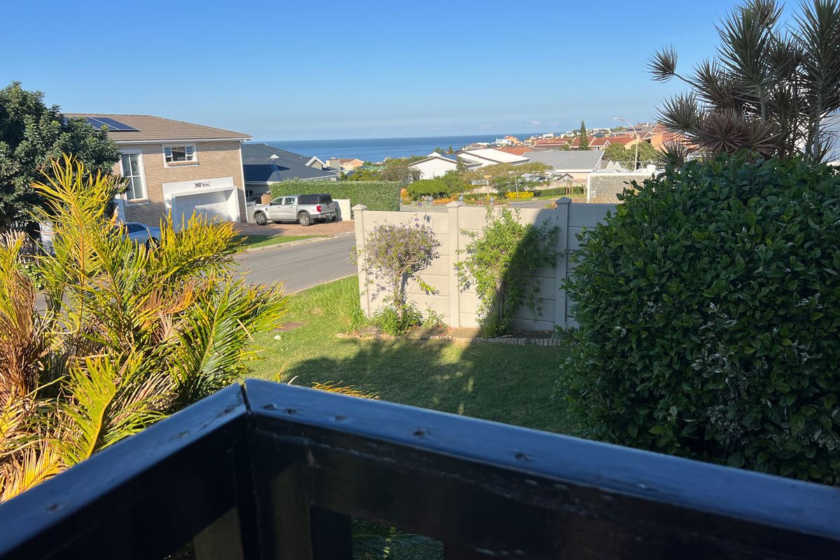 Family home n Wavecrest - Photo 2