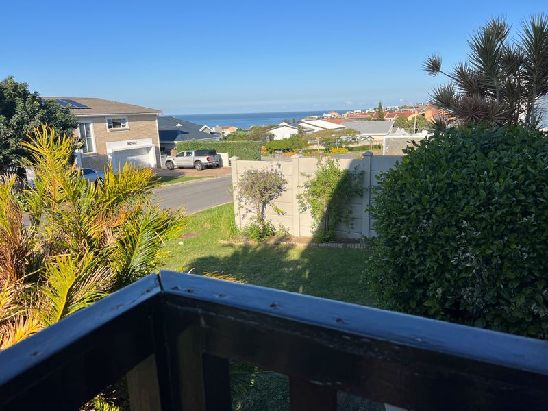 Family home n Wavecrest - Photo 2