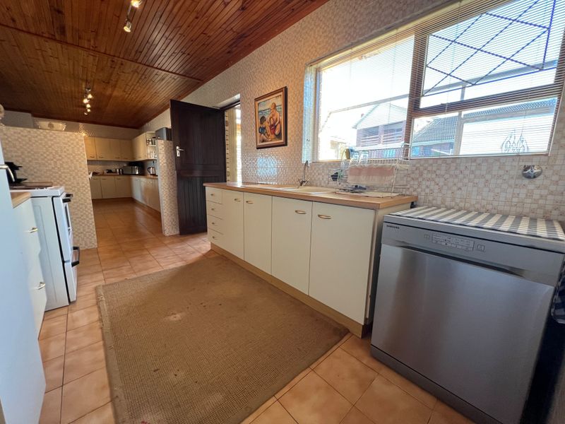 Family home n Wavecrest - Photo 10