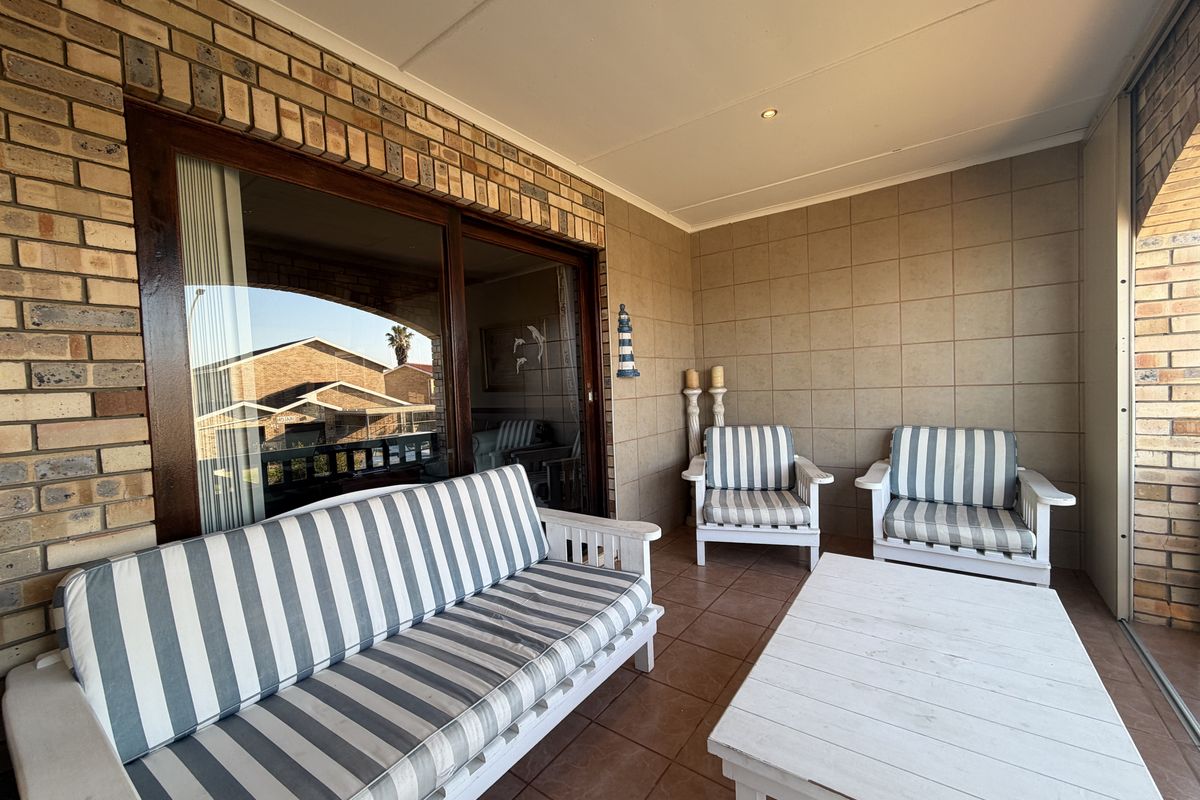 Family home n Wavecrest - Photo 3