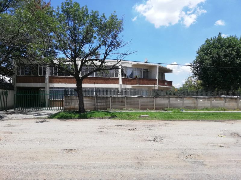 Buyers or Investors Bachelor Flat for Sale at a  Bargain Price in Vereeniging Central. - Photo 1
