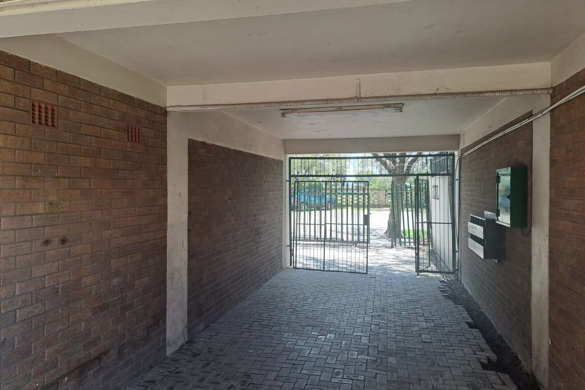 Buyers or Investors Bachelor Flat for Sale at a  Bargain Price in Vereeniging Central. - Photo 2