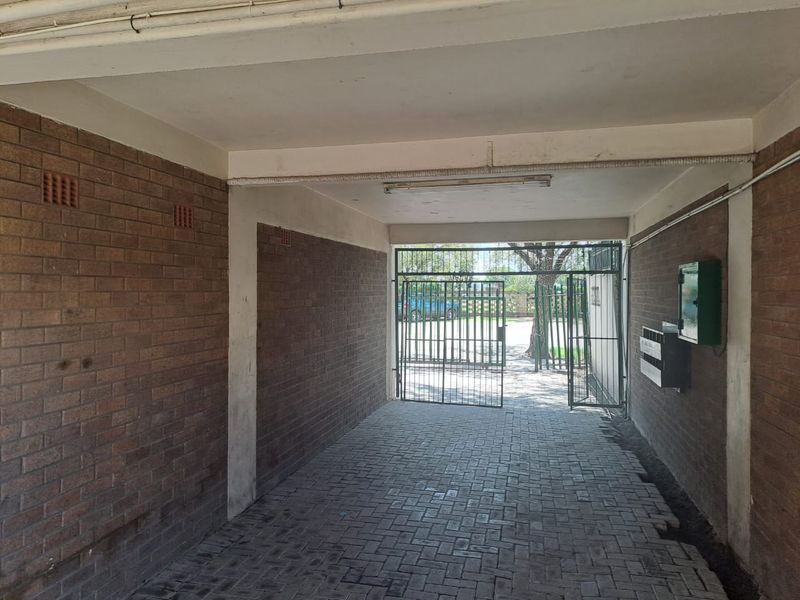 Buyers or Investors Bachelor Flat for Sale at a  Bargain Price in Vereeniging Central. - Photo 2
