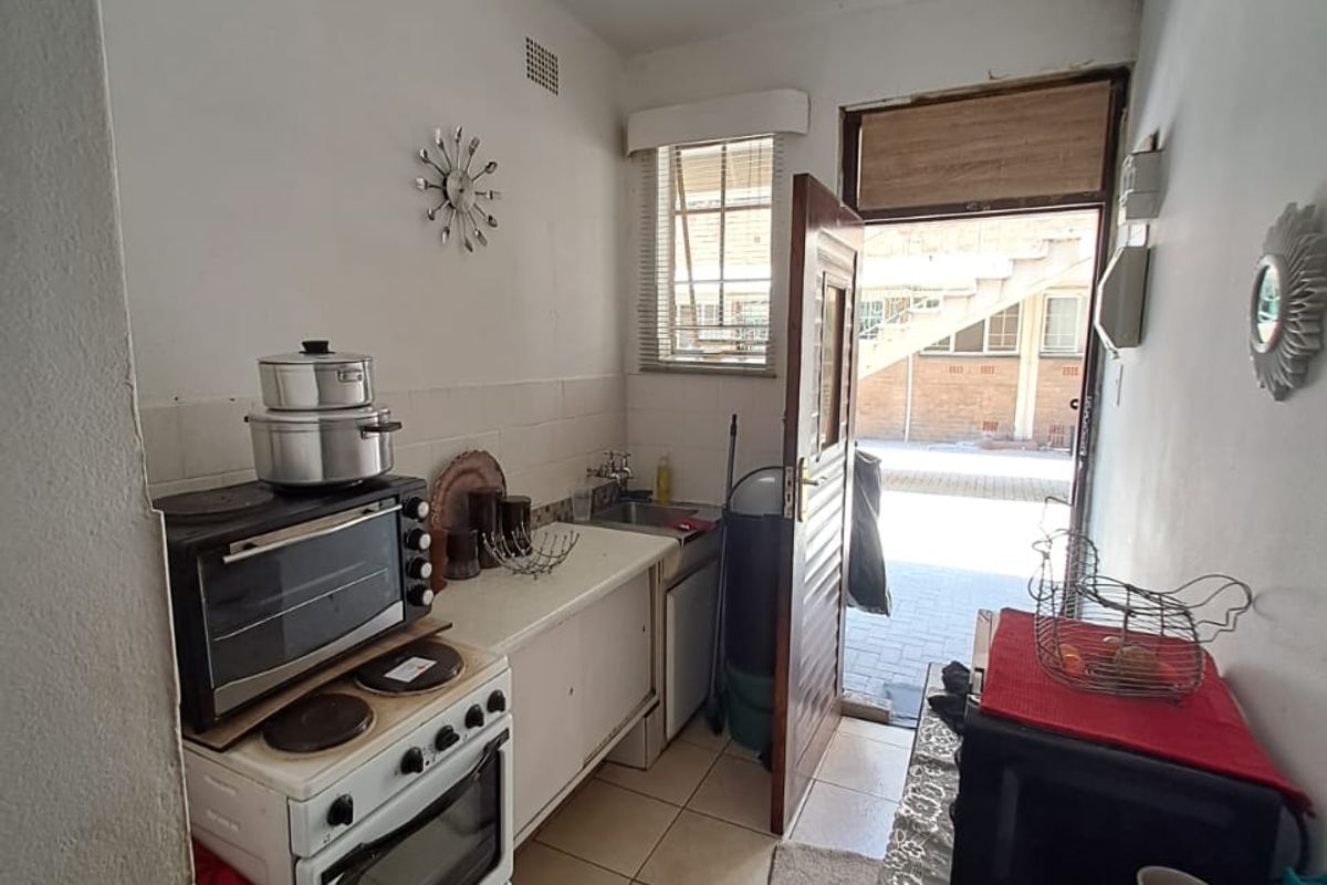 Buyers or Investors Bachelor Flat for Sale at a  Bargain Price in Vereeniging Central. - Photo 5